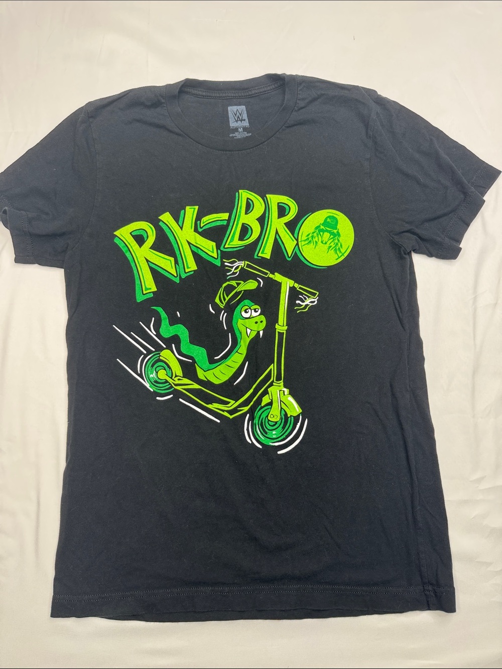 WWE authentic size M medium RK-BRO Black Tee Green Graphic t shirt scooter snake